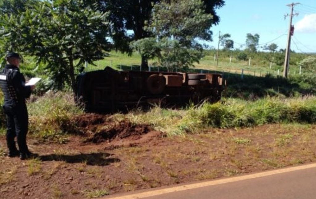 Campo Ramón: camión que había sido robado volcó sobre la Ruta.