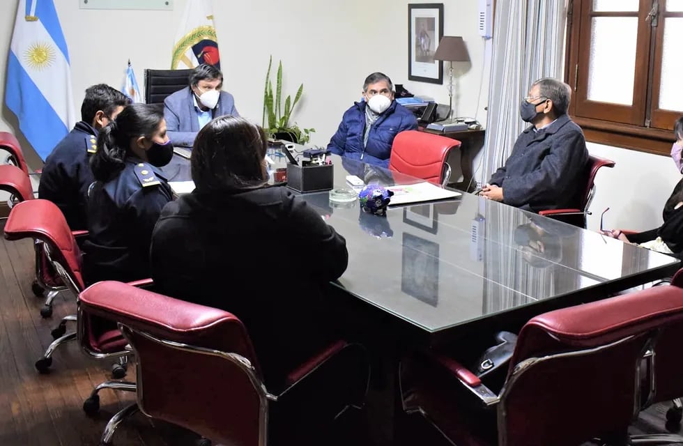 Las autoridades académicas y de la Policía de Jujuy, reunidas en la sede del Rectorado de la UNJu.