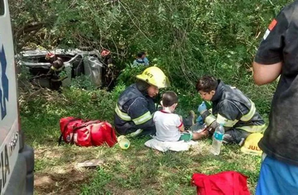 La foto de los bomberos de Santa Rosa consolando al niño que se volvió viral.