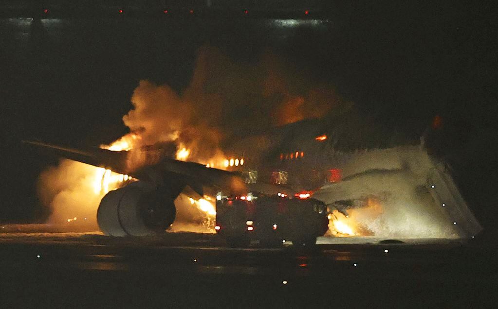 Un avión de Japan Airlines arde sobre la pista del aeropuerto Haneda el martes 2 de enero de 2024, en Tokio, Japón. (Kyodo News vía AP)