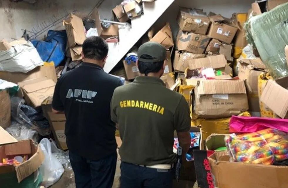 En el allanamiento de Gendarmería nacional secuestraron más de un millón de pesos y 400 cajas de mercadería.