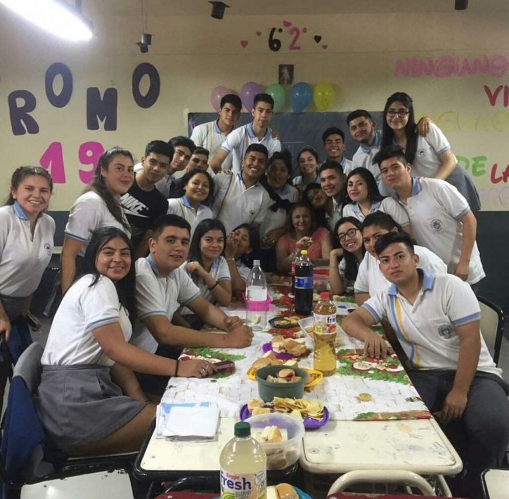 Fotos de 2019 de Leonel junto a sus compañeros que este año cursan el sexto año de la Escuela de Comercio 3.