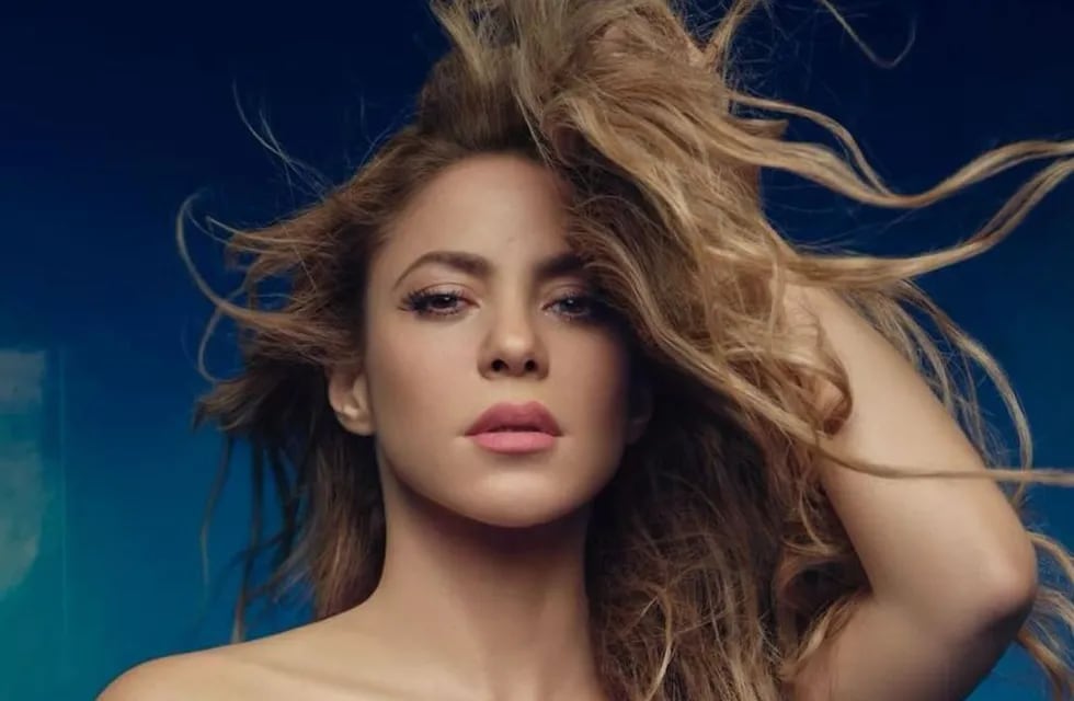 Todo color de rosa: Shakira deslumbró con un vestido ajustado y escotado