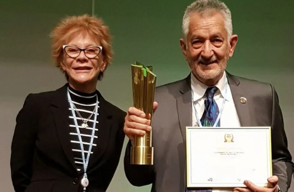 El gobernador Alberto Rodríguez Saá en oportunidad en la que recibió el premio  de oro WSIS 2018. Gentileza ANSL