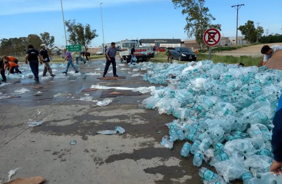Las botellas de agua que perdió el camión volcado