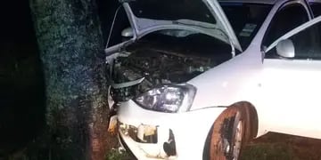Un auto colisionó contra un árbol en Puerto Iguazú, dos mujeres resultaron con lesiones