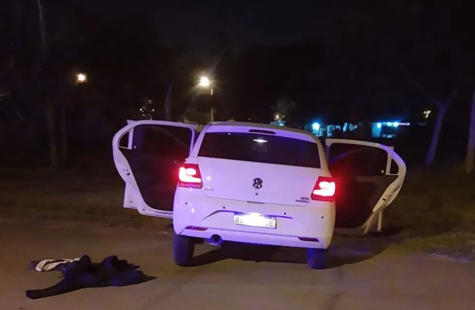 Delincuentes se tirotearon con la policía y abandonaron un auto