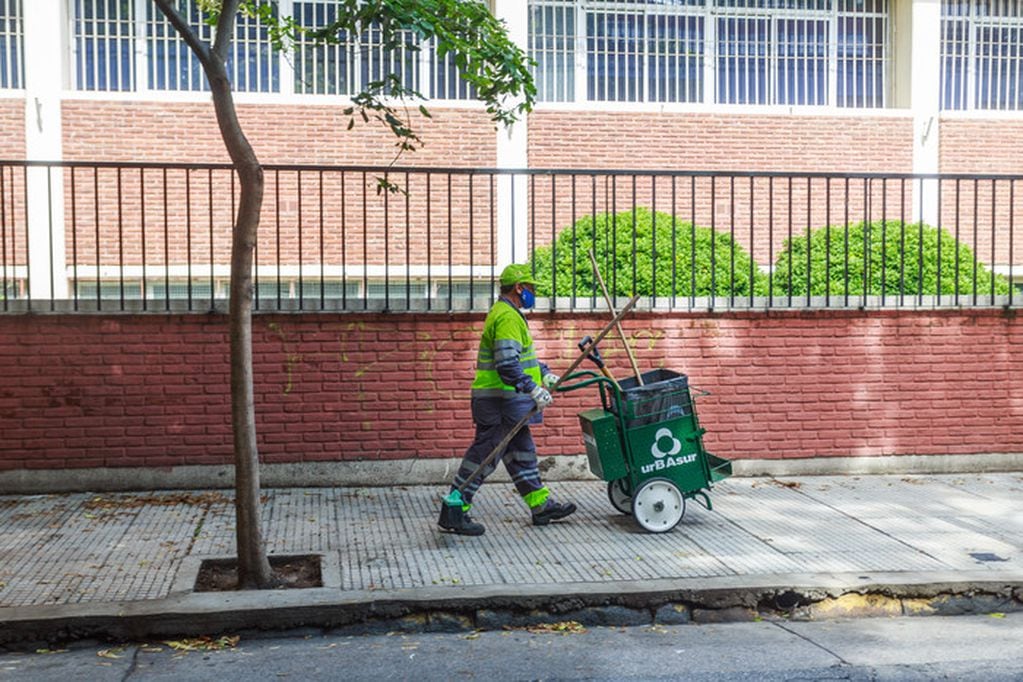 Vuelta a clases cuidada: cómo la Ciudad limpia y desinfecta el espacio público.