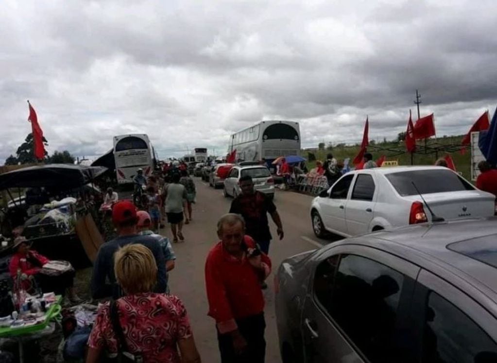 Miles de fieles del Gauchito Gil llegan a Mercedes, Corrientes, para venerar al santo popular.