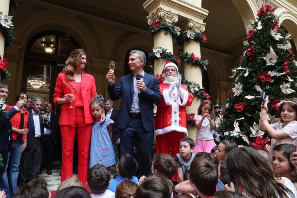 Mauricio Macri estuvo acompañado de su esposa Juliana Awada, su hija Antonia y un "Papa Noel". (Presidencia de la Nación)
