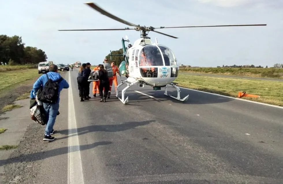 Una mujer fue trasladada en helicóptero después de chocar entre Maciel y Monje. (@hernanfunes)