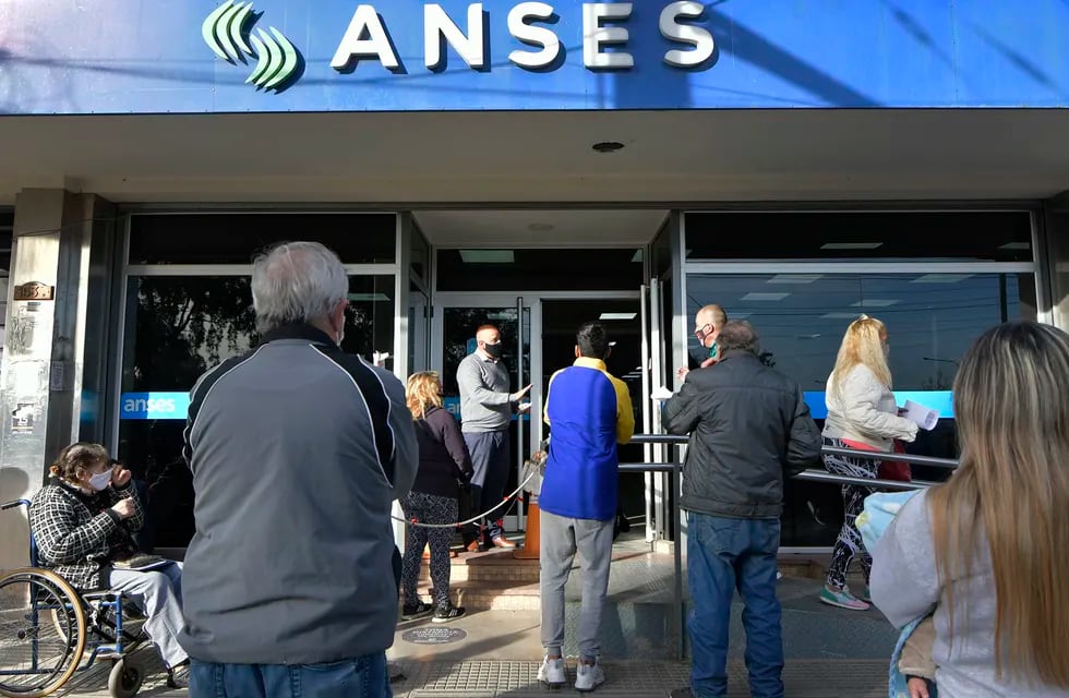 La Anses evalúa pagar un bono de fin de año a jubilados y pensionados. (Foto: Orlando Pelichotti)