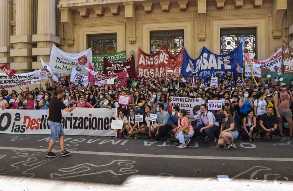 En Rosario se llevó a cabo una importante protesta frente a la sede local del Gobierno como inicio del plan de lucha.