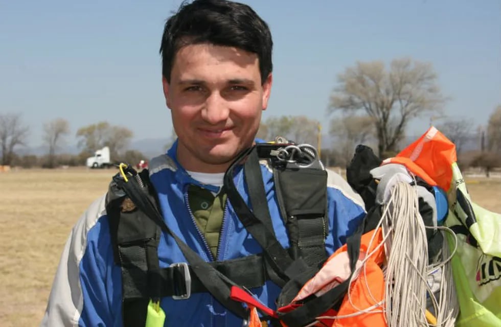Javier Masin, instructor de paracaidismo.
