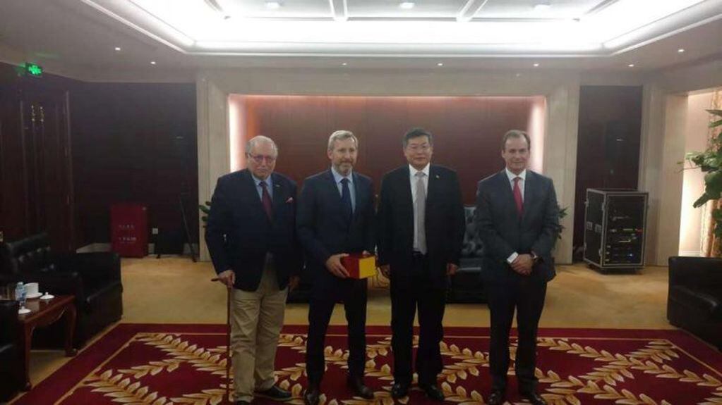 El ministro Rogelio Frigerio junto al al vicepresidente del China Eximbank, Sun Ping. Con ellos, el embajador argentino en China, Diego Guelar, y el gobernador de Entre Ríos, Gustavo Bordet.