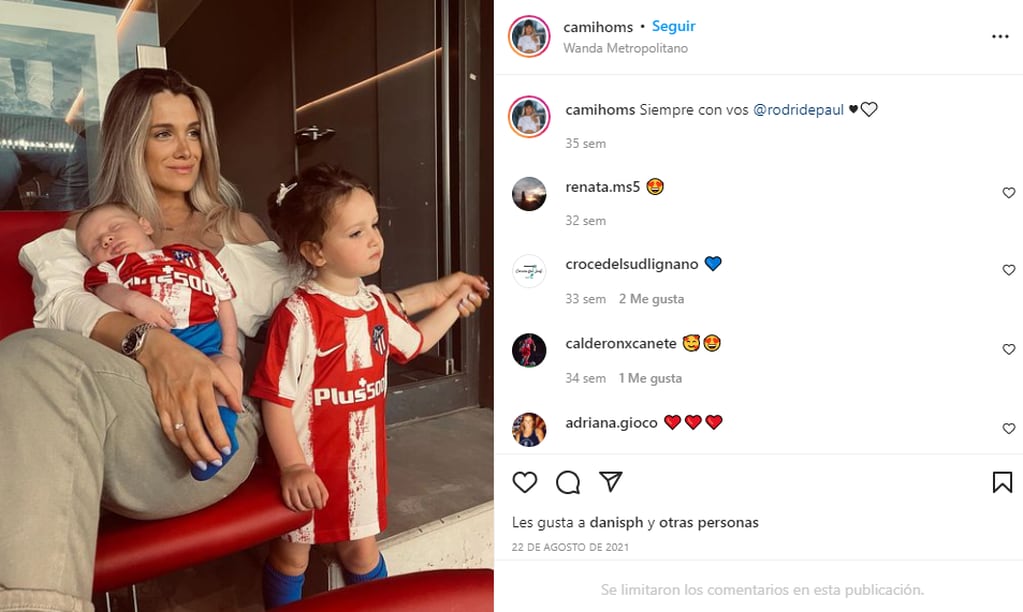 Camila Homs con sus hijos en el estadio del Atlético de Madrid alentando a Rodrigo De Paul