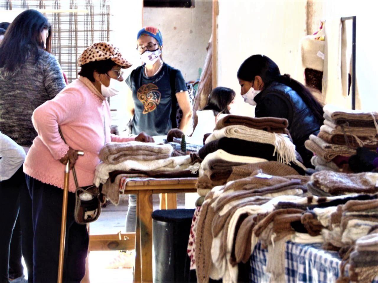 Con interés, turistas aprecian el trabajo de tejedoras y artesanos quebradeños que muestran y comercializan sus piezas en el marco del Encuentro.