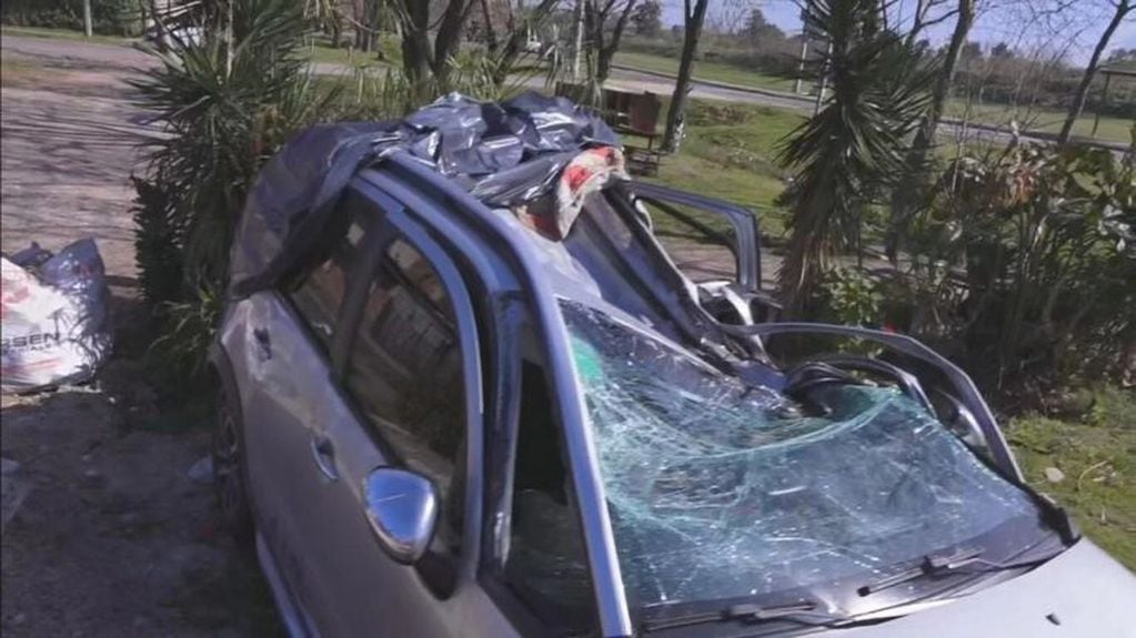 El auto que fue aplastado por un camión en la Panamericana. (web)