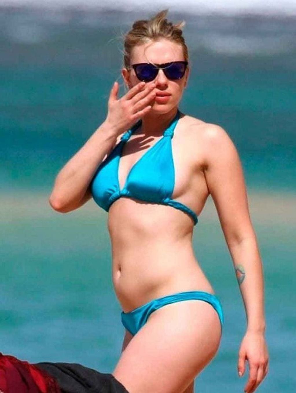 Una foto de Scarlett Johansson en bikini sin Photoshop desató un debate en las redes sociales