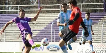 Lautaro Díaz supera a Guillermo Sara y convertirá el único gol del encuentro