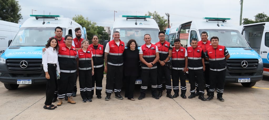 La ministra Vizzotti junto a personal del SAME 107, con algunas de las once nuevas ambulancias que fueron asignadas a distintas jurisdicciones jujeñas para profundizar el proceso de descentralización de servicios.
