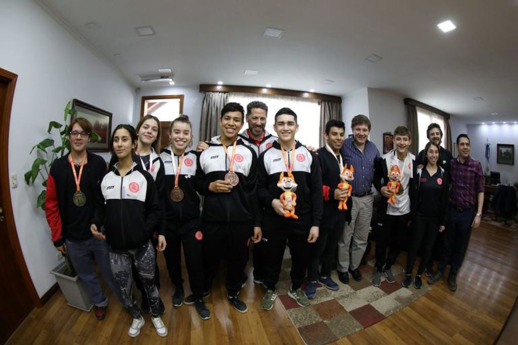 Jóvenes que participaron del "Campeonato Nacional de Levantamiento Olímpico"