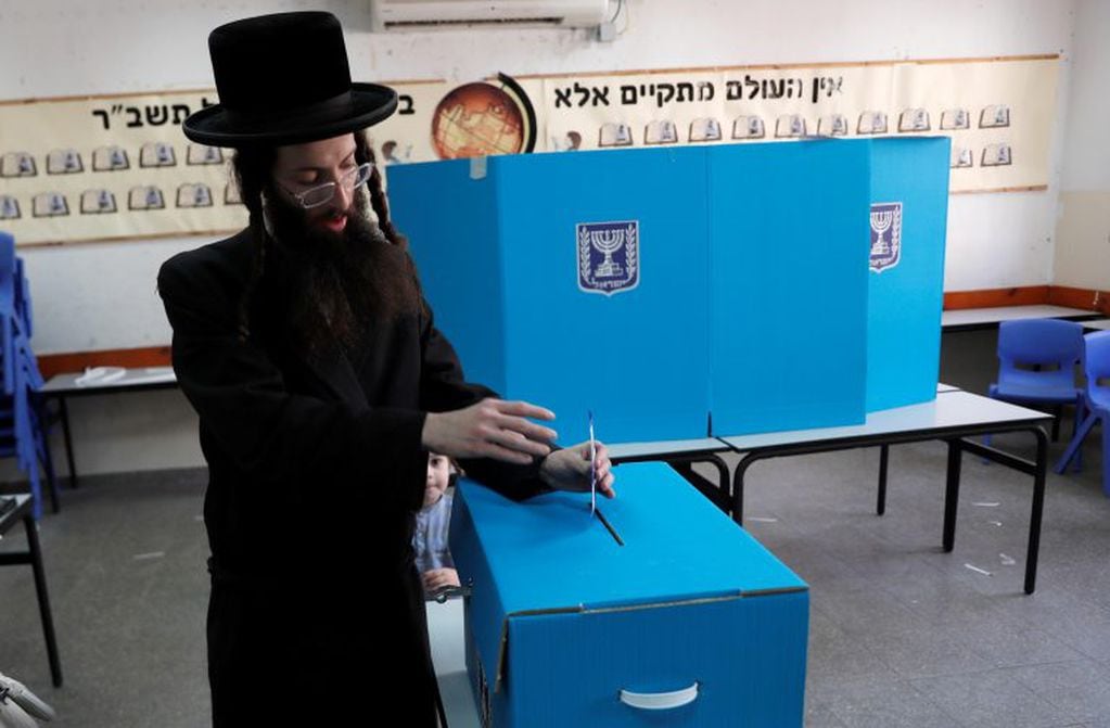 Un judío ultraortodoxo ejerce su derecho al voto en las elecciones generales en Israel