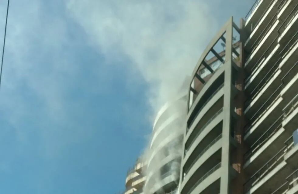 La columna de humo comenzó a verse pasadas las 10.30 frente al Parque de las Colectividades. (@colautti_hernan)