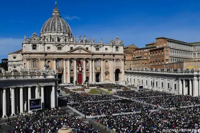 Los cristianos que asistieron a escuchar la bendición del Papa.