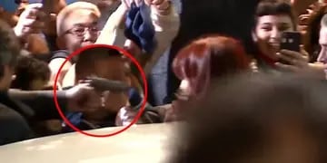 Le apuntaron con un arma a Cristina Kirchner. (Captura de video)