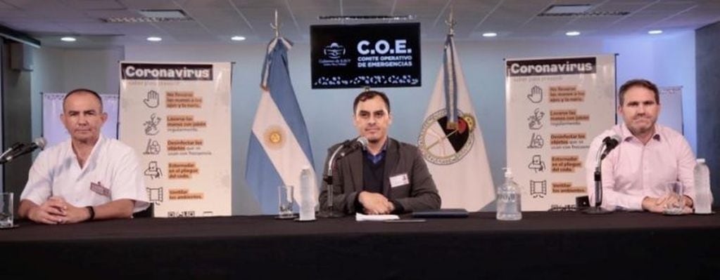 El Dr. Omar Gutiérrez (c), acompañado por los secretarios de Salud, Pablo Jure (i) y de Turismo, Diego Valdecantos (d), al ofrecer el informe N° 28 de COE.
