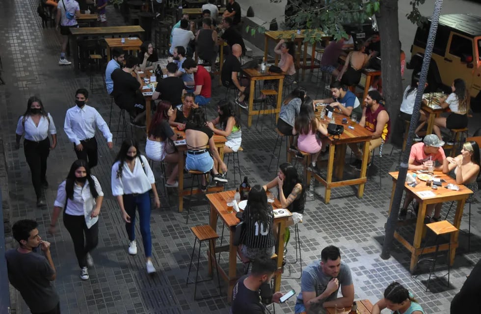 El Gobierno de Mendoza restringió la circulación nocturna, lo que afecta a los bares y restaurantes.
