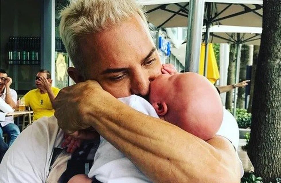 Flavio Mendoza y su bebé Dionisio. (Foto: Instagram)