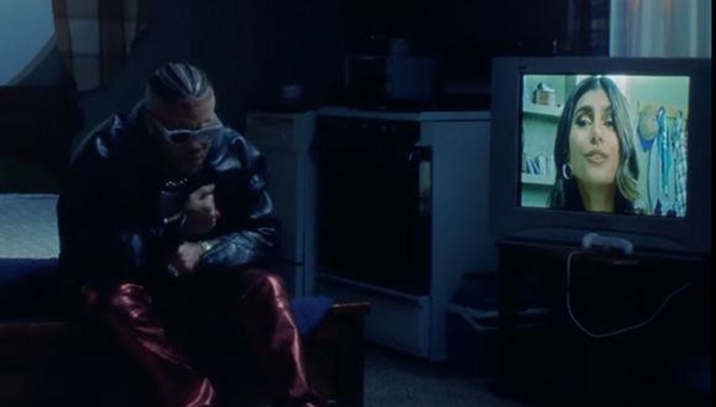 Mia Khalifa y Jhay Cortez en el videoclip "En mi cuarto"