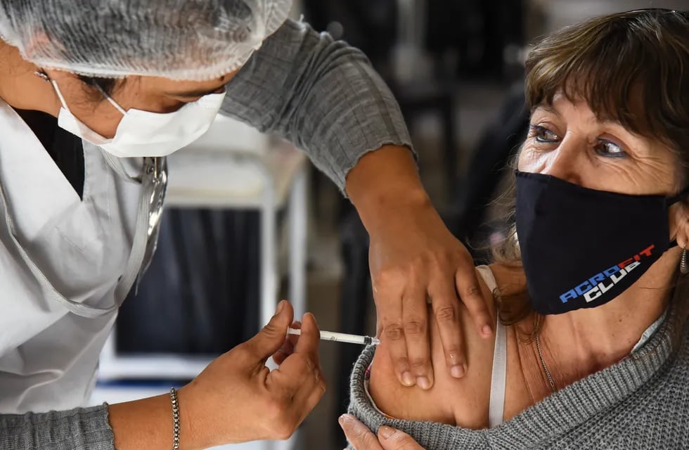 Este lunes se reanuda la vacunación contra el coronavirus en Santa Fe.