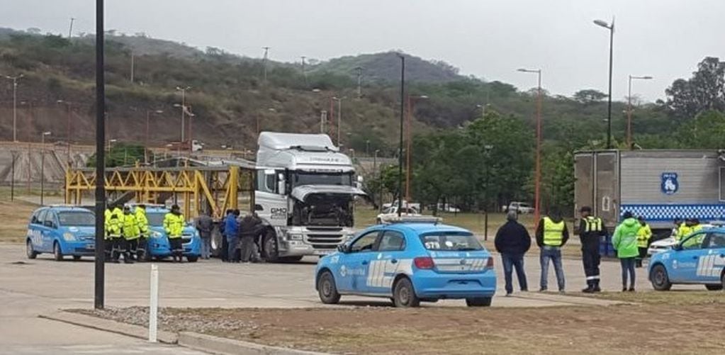 Personal de Seguridad Vial custodia en al Ciudad Cultural el camión del chofer chileno detenido este miércoles en Jujuy.