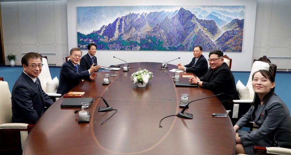 Kim y Moon, sentados en la mesa de negociación de la Casa de la Paz