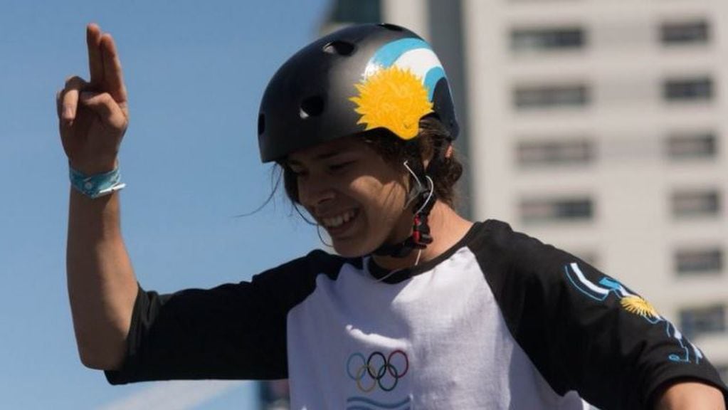 Iñaki Mazza celebra la medalla dorada obtenida junto a Agustina Roth en el BMX de Buenos Aires 2018. (Clarín)
