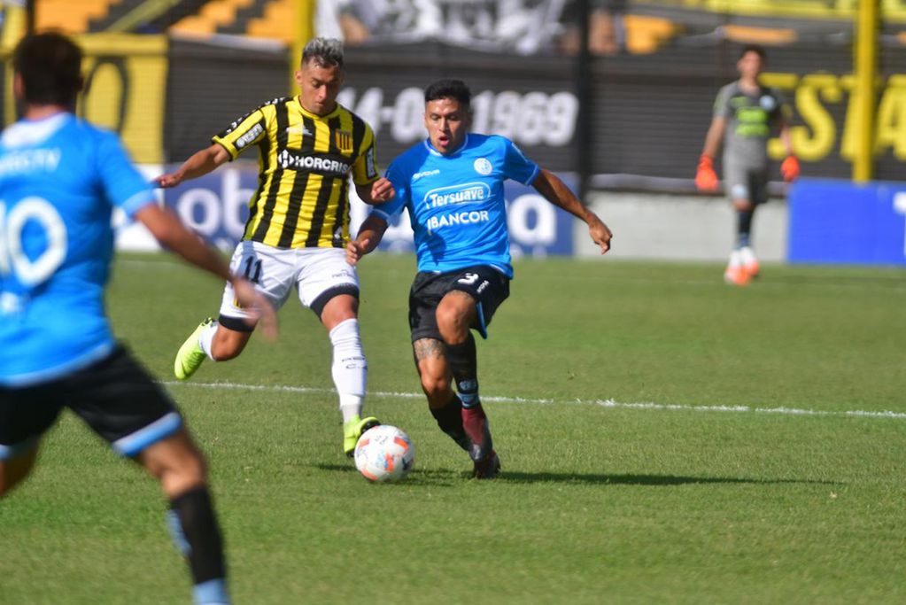 Álvarez jugó por el sector izquierdo de la defensa de Belgrano frente a Brown. (Federico López Claro / La Voz)