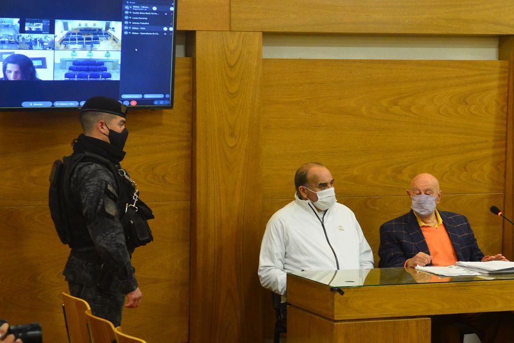 Este jueves comienza el juicio a a Ángel "Pato" Cabrera por lesiones leves a una de sus exparejas. En la foto con su abogado defensor Carlos Hairabedian (Nicolás Bravo/ La Voz)