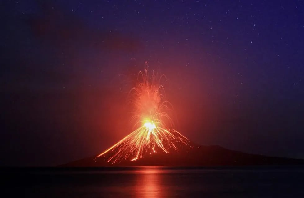 KR01. Lampung (Indonesia).- (FILE) - A long exposure photo shows lava erupting from Mount Anak Krakatau volcano as seen from Rakata Island in Lampung province, Indonesia, 19 July 2018 (reissued 23 December 2018). A tsunami that hit coastal areas around Indonesia's Sunda Straight has killed at least 43 people and injured over 580 others. Local authorities believe the tsunami may have been caused by volcanic activity related to Anak Krakatau. indonesia  indonesia catastrofes climaticas tsunami erupcion volcan krakatau krakatoa