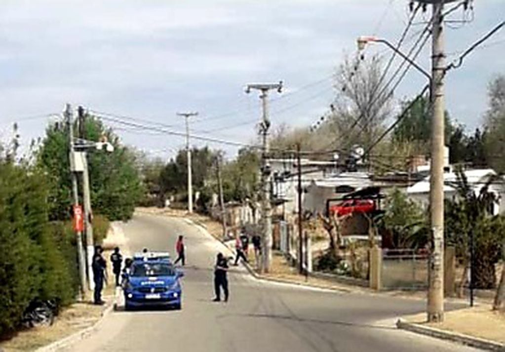 Efectivos de la Policía local en uno de los tantos controles en un barrio de Villa Carlos Paz.