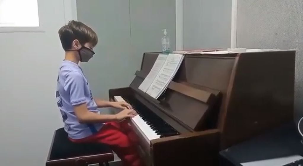 Milán, hijo de Shakira, practicando piano.