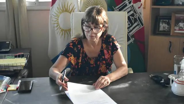 Intendenta Patricia Cicerone firmando el convenio destinado al adoquinado de San Antonio de Arredondo.