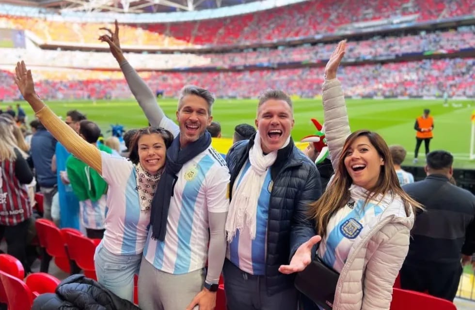 Gisela Campos, su pareja y dos amigos en el Estadio Wembley, Londres.