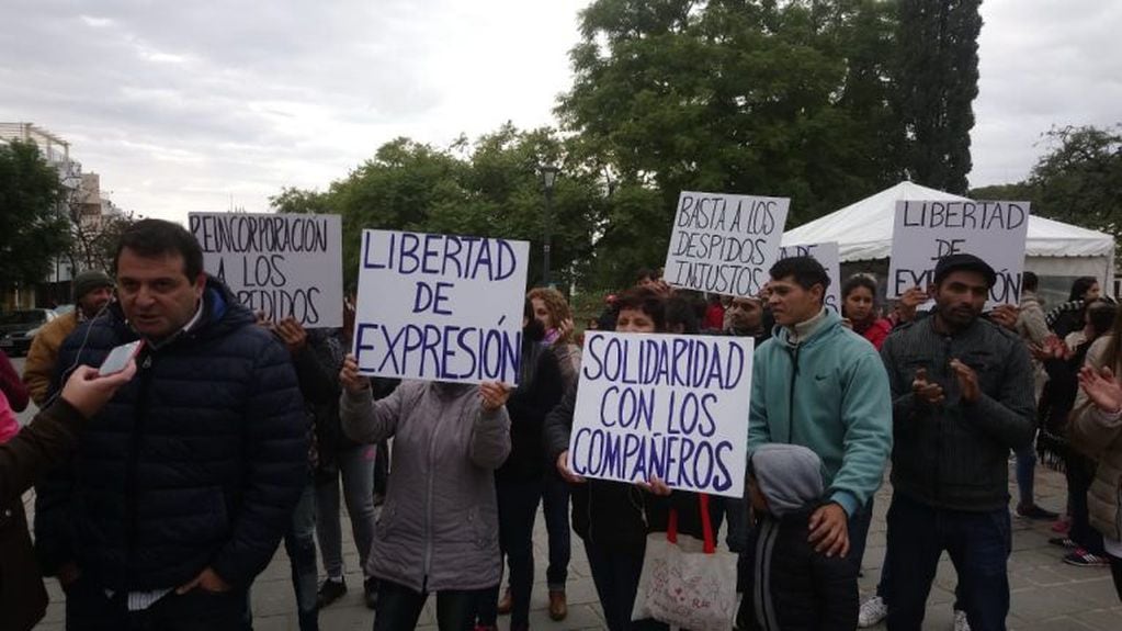 Juan Manuel Saieg en la protesta por despidos de empleados municipales en Alta Gracia