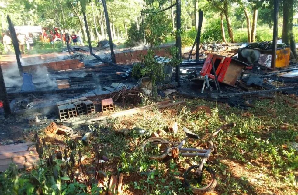 Puerto Iguazú: incendio terminó destruyendo una vivienda y causado quemaduras a su propietario.