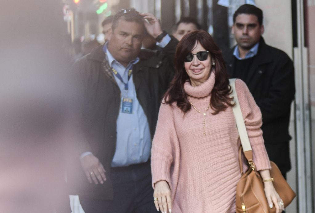 Cristina Kirchner custodiada, un día después del ataque.