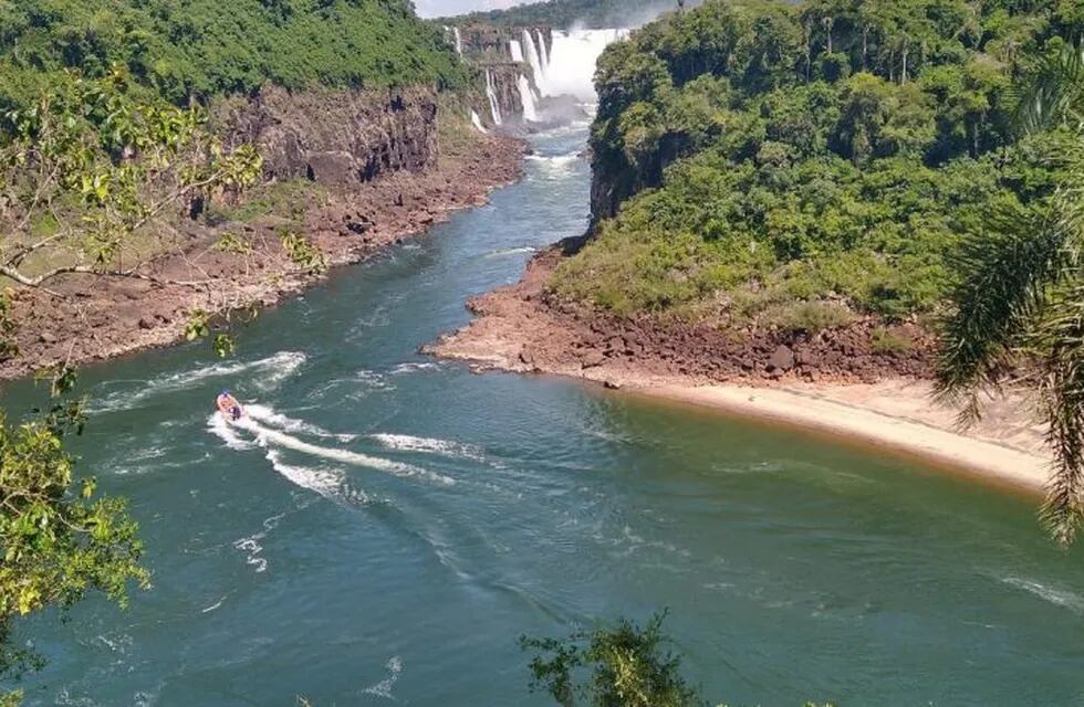 El caudal del agua mejoró pero continúa siendo inestable en Puerto Iguazú.