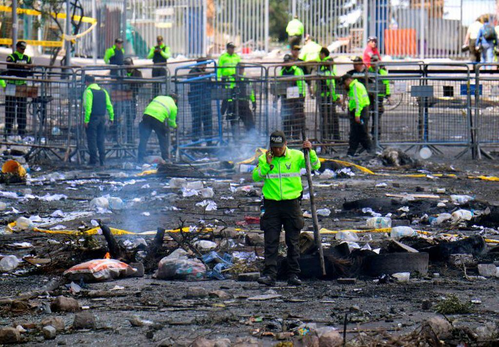 Un policía ecuatoriano forma parte de los equipos de limpieza para sacar los escombros y basura acumulada tras los diez días de protestas violentas en el centro de Quito. Foto: Martin BERNETTI /AFP.